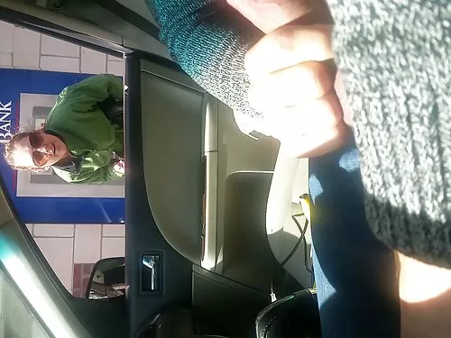 Богат мъж къса дупки ...