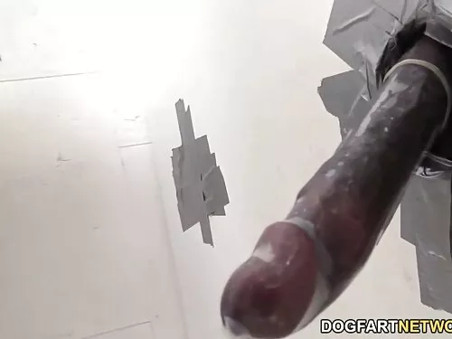 Мургава брюнетка с п ...